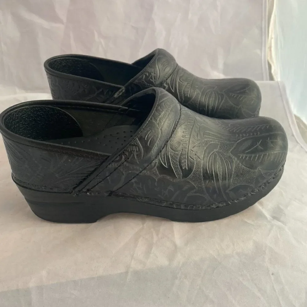 Dansko Clogs Black w/ Pattern - Sz 37 - Picture 5 of 10